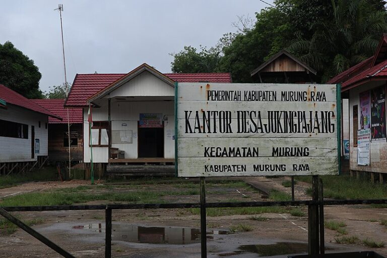 800px-Kantor_Desa_Juking_Pajang,_Murung_Raya