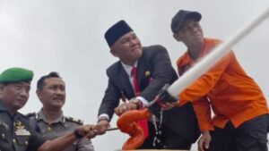 Wakil Bupati Murung Raya Saat Melakukan Uji Coba Alat Pemadam Kebakaran Milik BPBD Murung Raya Bersma jajaran TNI Polsi Setempat, Senin (5/5). 